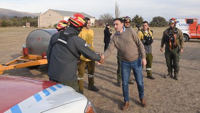 120 efectivos trabajan para contener el incendio en el cerro Uritorco