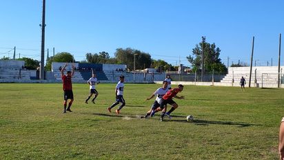 Triunfos de Universitario y Argentino que los depositaron en lo más alto
