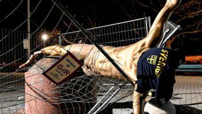 Destruyen la estatua del futbolista a poco tiempo de haber sido estrenada