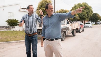 Plan de pavimentación: Llamosas recorrió las obras del barrio Industrial