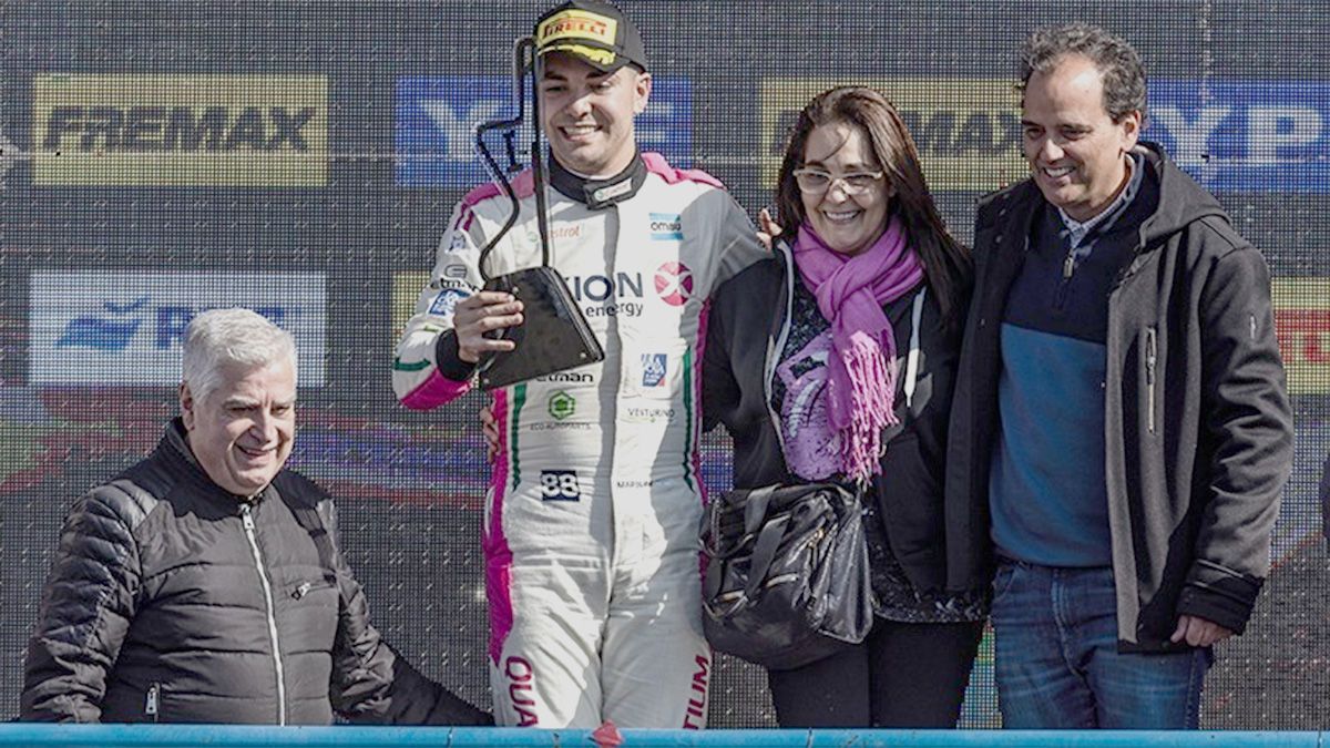 Facundo Marques en el podio del TC 2000, con su madre, el Intendente Juan Manuel&nbsp; Llamosas y el Diputado Carlos Gutiérrez