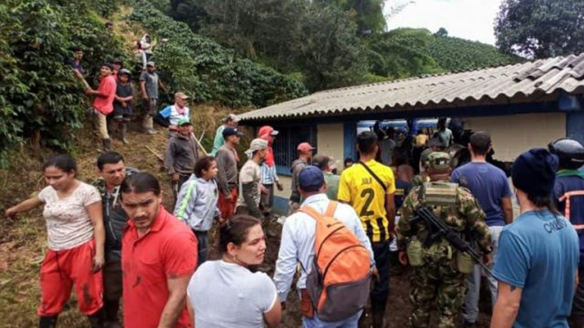 Tres niños murieron el jueves por un deslizamiento de tierra que sepultó una escuela rural en el municipio cafetero de Andes Tres niños murieron el jueves por un deslizamiento de tierra que sepultó una escuela rural en el municipio cafetero de Andes