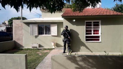 Detienen a una pareja que vendía drogas cerca de una escuela
