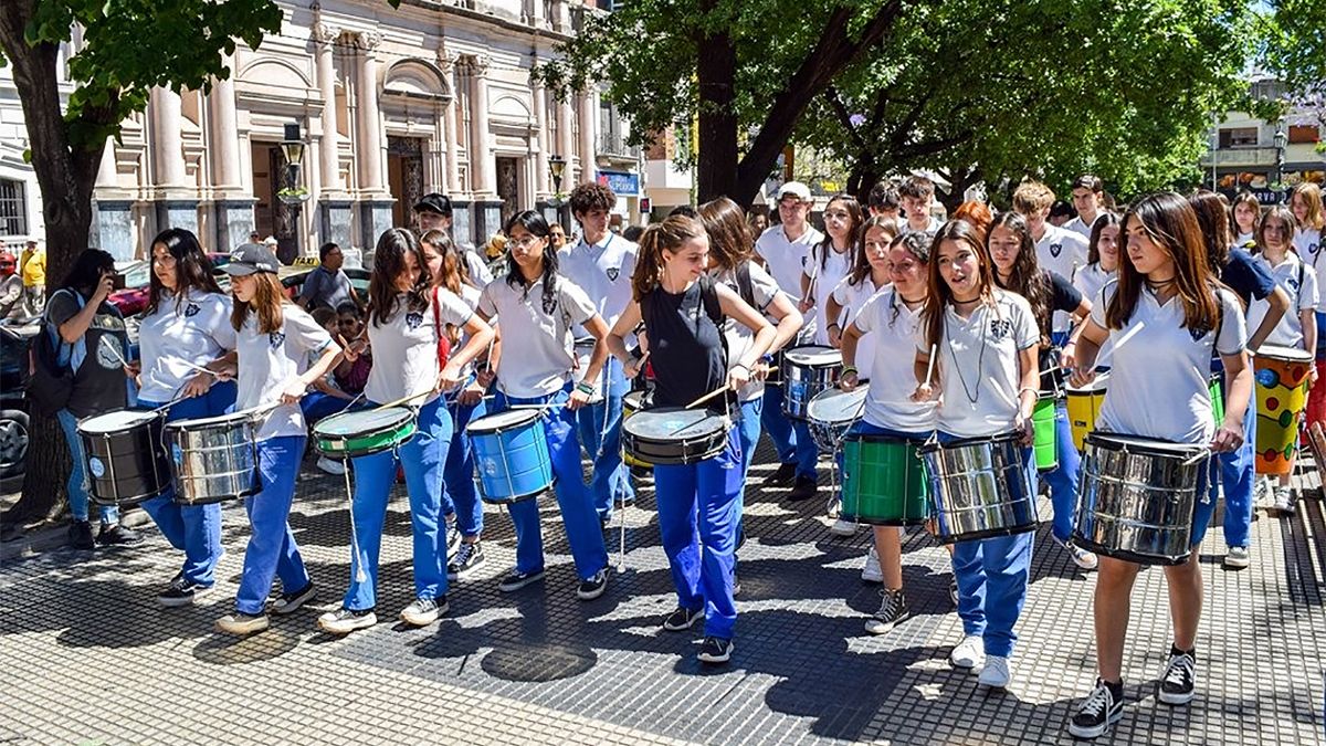 Alumnos de 4º año del Colegio Santa Eufrasia se sumaron a la jornada de la Senaf local con su tradicional batucada.