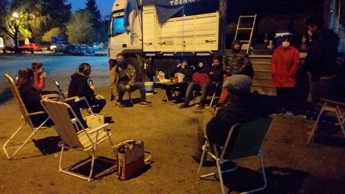 Los manifestantes realizan vigilia a la espera de respuestas del gobierno puntano.