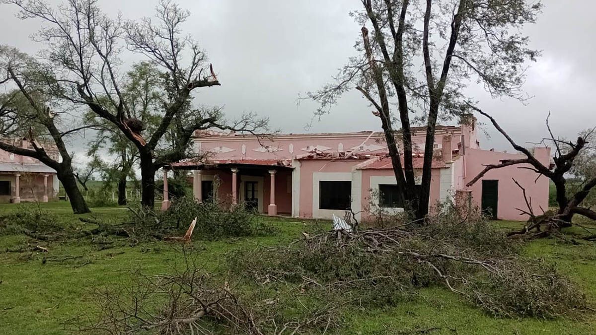 Sampacho: una cola de tornado voló techos y tanques en la zona rural
