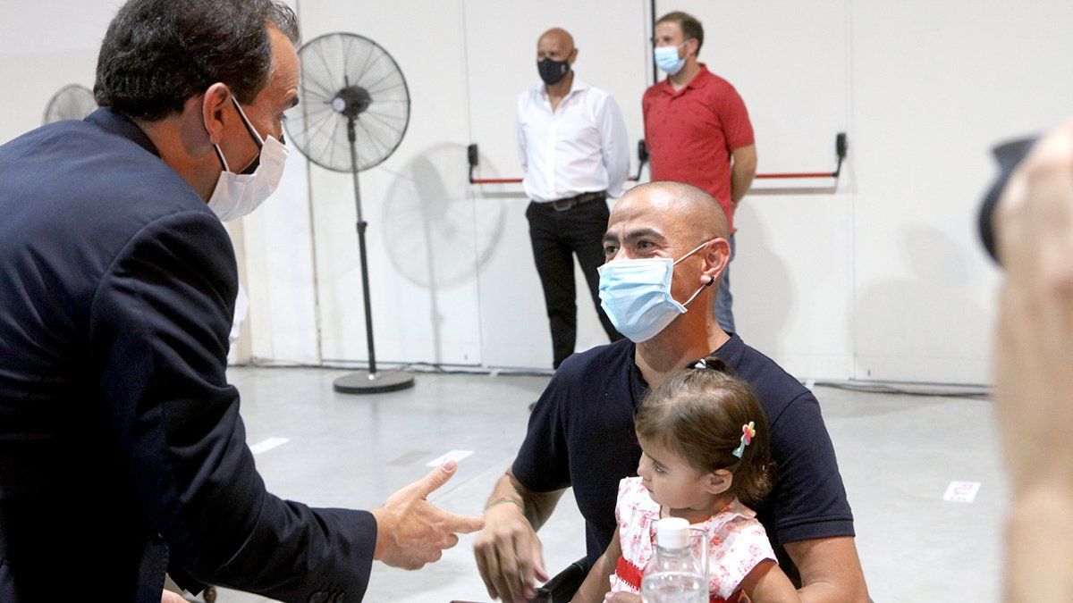 Llamosas junto al concejal opositor Pablo Carrizo.