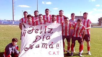 Además de las madres, el único que festejó su clasificación en la cancha fue Atlético Ticino, que igualó 1-1 ante 9 de Julio, que descendió.