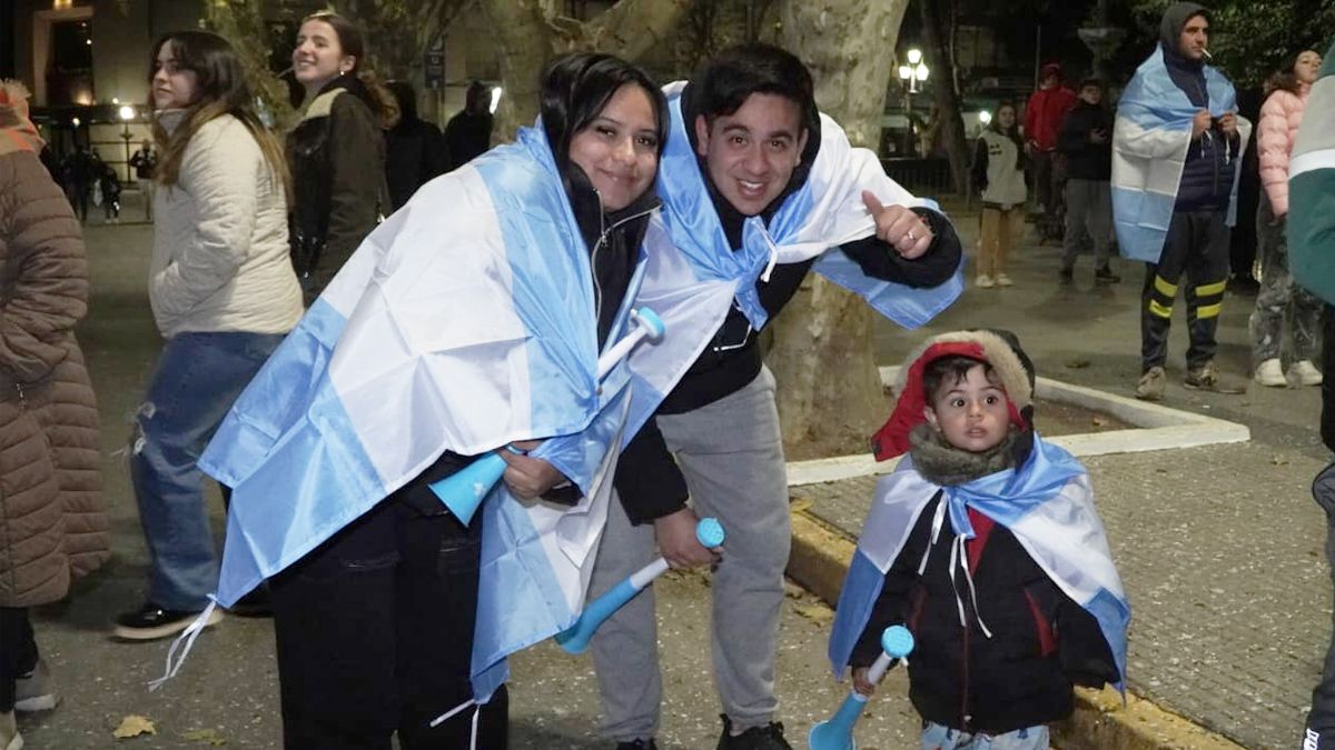 Los festejos en la plaza Roca por el Triunfo de la Selección Argentina en la Copa América. Foto: Andrés Oviedo