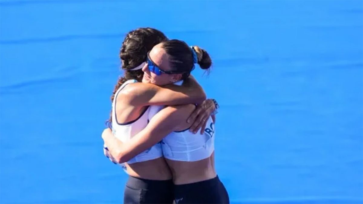 Las argentinas Florencia Borelli (21º) y Daiana Ocampo (41º) se abrazan luego de terminar la Maratón en los Juegos Olímpicos de París 2024