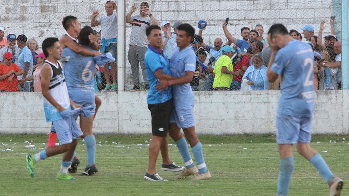 El Celeste de Adelia María venció a domicilio a Alberdi 2 a 1 y se quedó con el torneo Clausura. Foto: Matías Tambone
