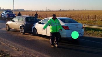 Dos vehículos colisionaron en una rotonda y no hubo personas heridas