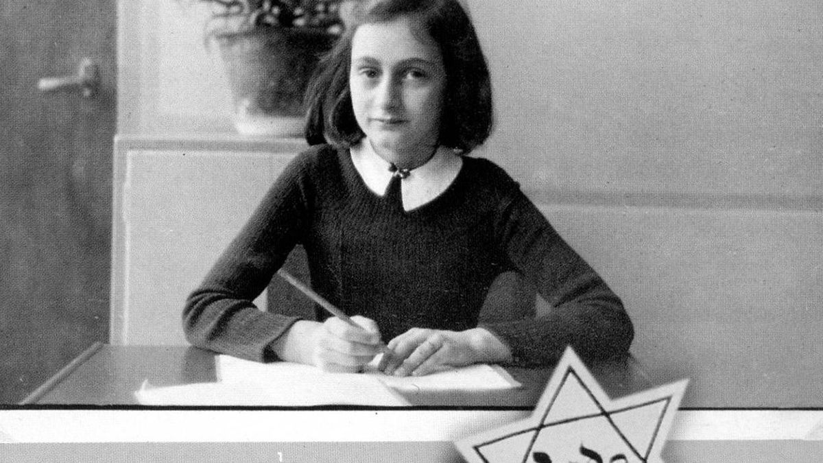 Los diarios personales que Ana Frank escribió entre 1942 y 1944 fueron publicados por su padre en 1947 con el título de El diario de Ana Frank.