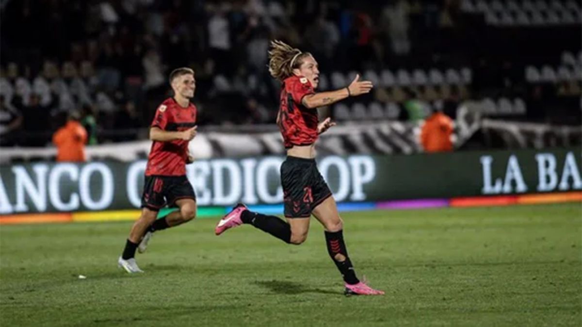 Ignacio Schor festejando el gol de la victoria para Platense