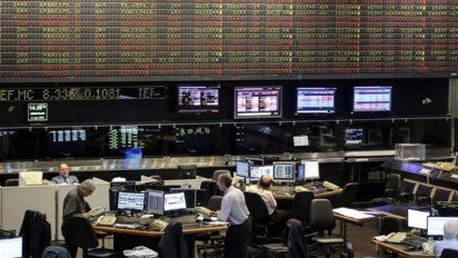 La Bolsa se derrumbó 3,9% y el riesgo país marcó un récord durante la gestión de Macri