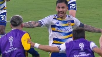 Paredes, desgarrado, festeja su gol con el que Boca entró a al final de la Copa Sudamericana