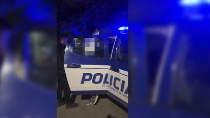 Un hombre intentó huir en moto y chocó contra un móvil policial