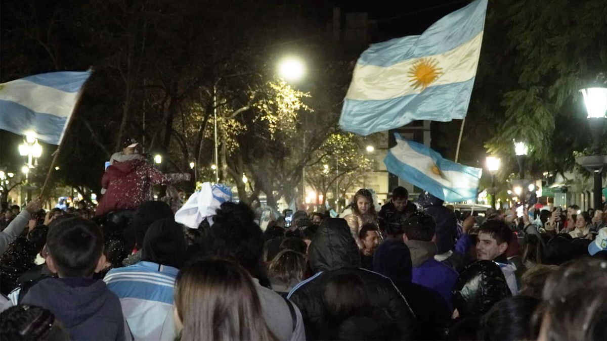 Los festejos en la plaza Roca por el Triunfo de la Selección Argentina en la Copa América. Foto: Andrés Oviedo