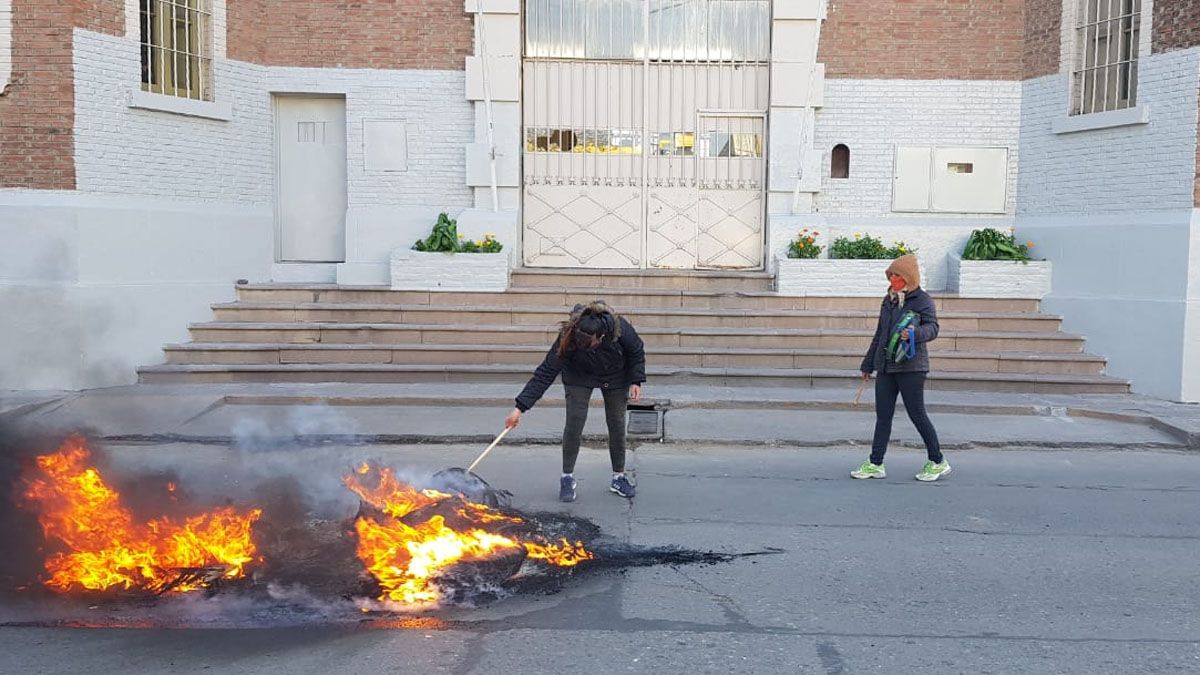 Los manifestantes quemaron cubiertas en medio del reclamo.