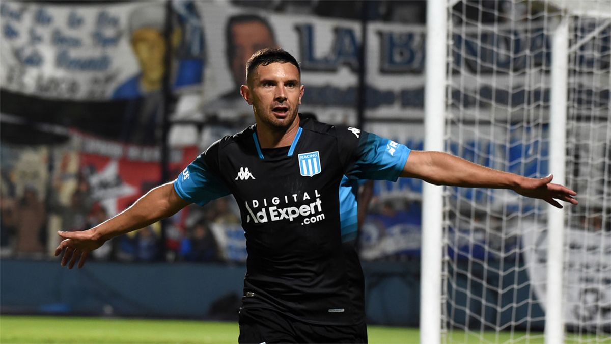 Maravilla Martínez marcó el primero de los tres goles de Racing a San Martín de Burzaco por 32avos de la Copa Argentina