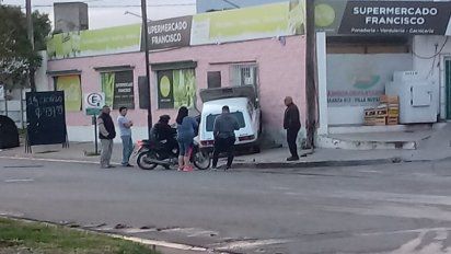 Accidente: auto se incrustó en la pared de un comercio