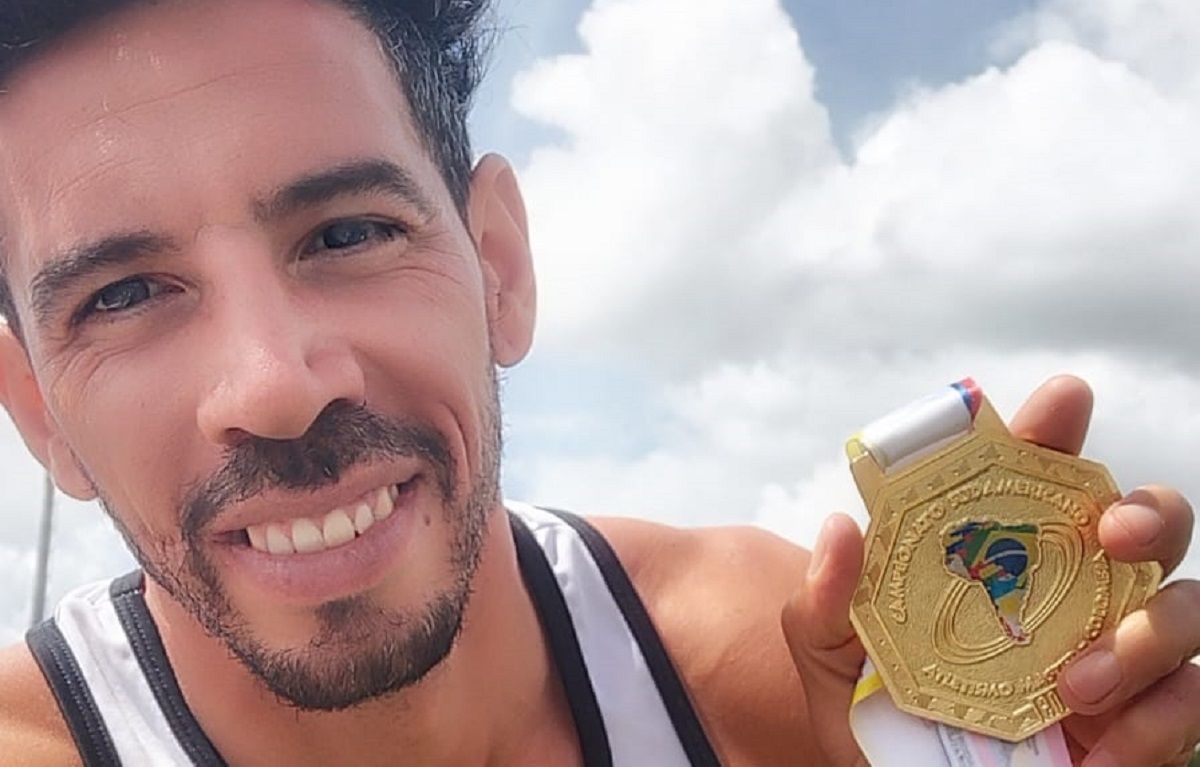 Matías Sánchez luce orgulloso su medalla dorada en tierras colombianas. 