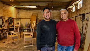 Luis Astorga, con su hijo Facundo, mostrando los dos sillones en los que se sentará el Papa. Luis Astorga, con su hijo Facundo, mostrando los dos sillones en los que se sentará el Papa.