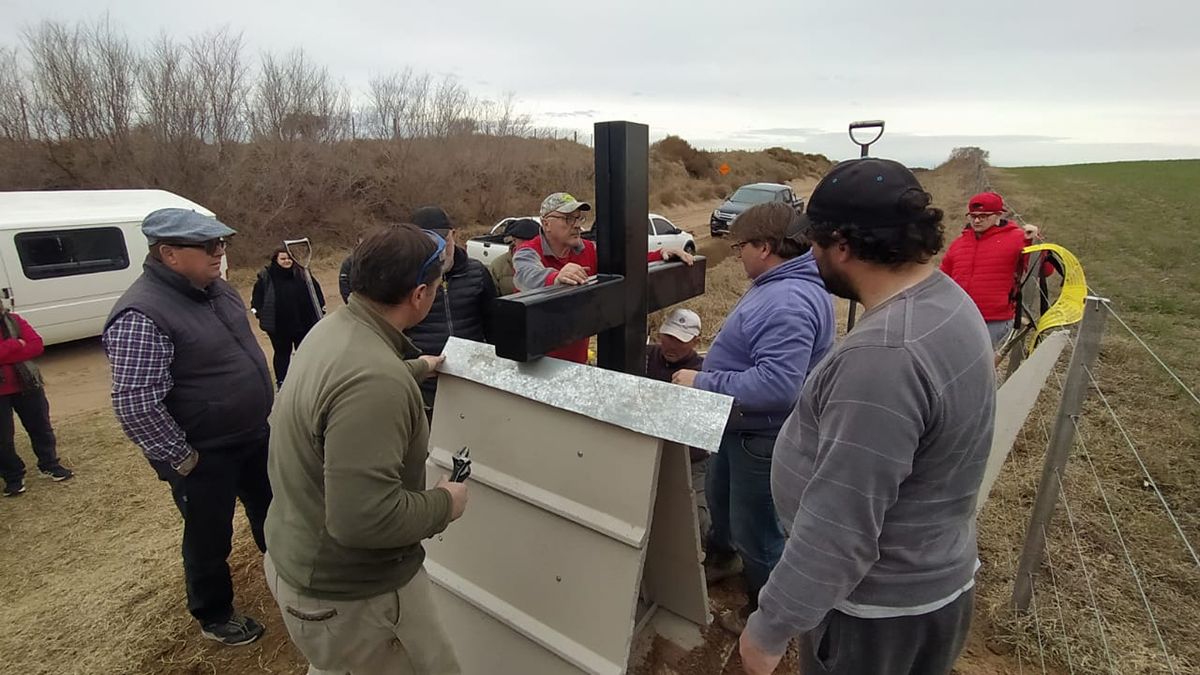 Familiares y amigos de Federico Pereyra colocaron un memorial para recordar al motociclista en el lugar en el que sufrió el fatal accidente. Foto: Gentileza Marcelo Sixto.
