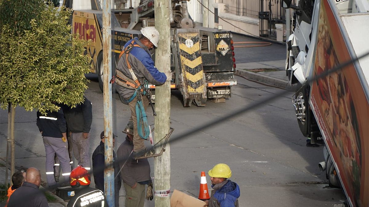 En fotos, el operativo de remoción del camión que cayó a un socavón