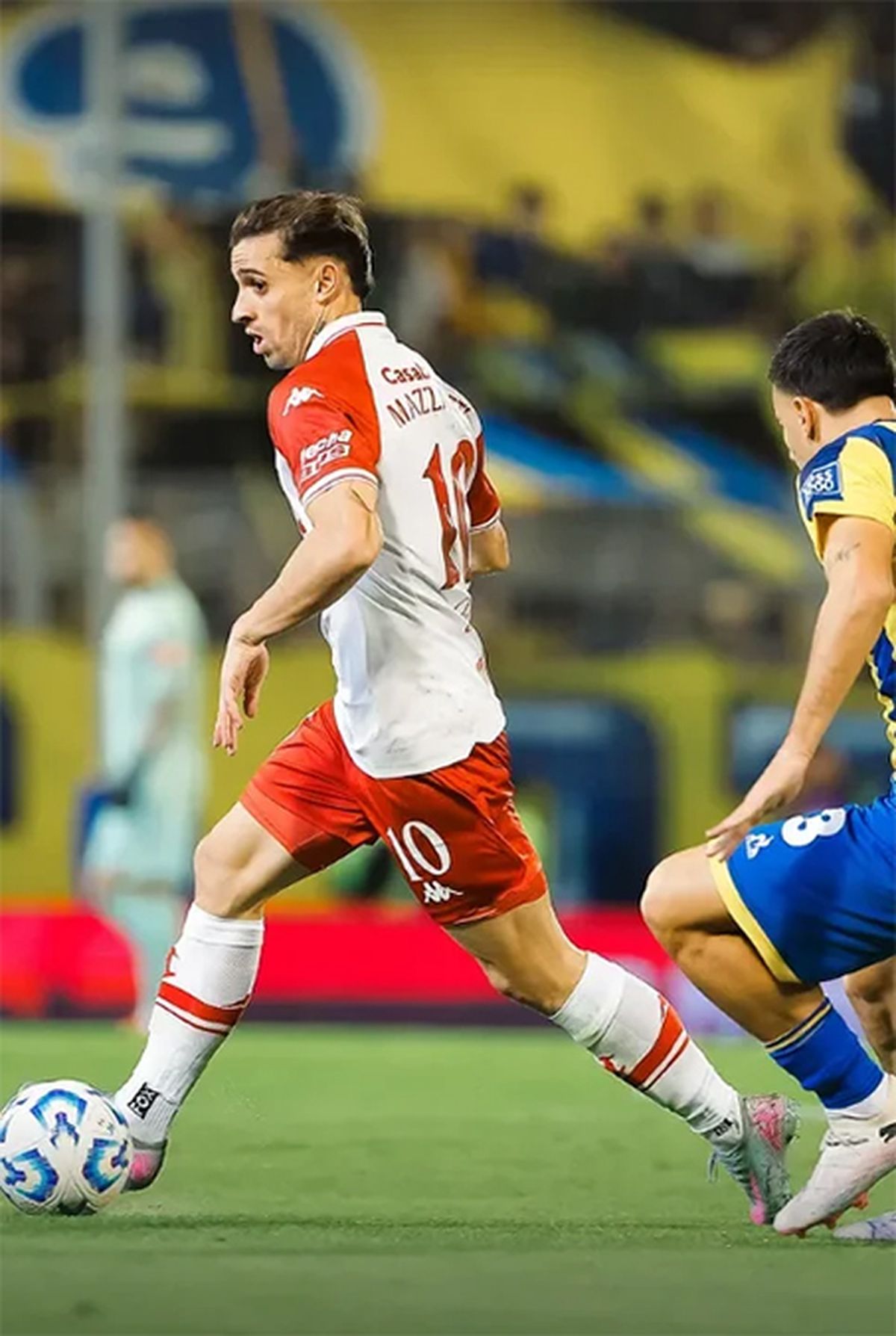 Walter Mazzantti, autor del gol de la clasificación, controla la pelota ante la marca de Agustín Sandez.