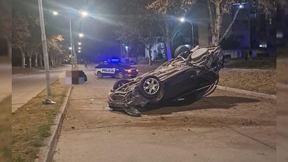 Dos jóvenes trasladadas al Hospital tras el vuelco de un auto en Avenida Colombres