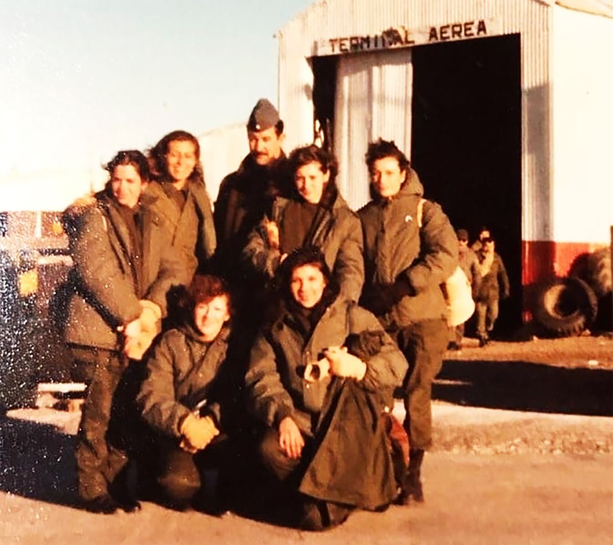 Silvia Barrera junto con sus cinco compañeras de trabajo en Malvinas.