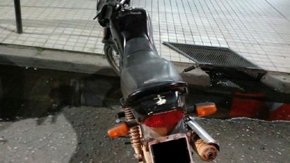 Perdió el control de su motocicleta y se accidentó