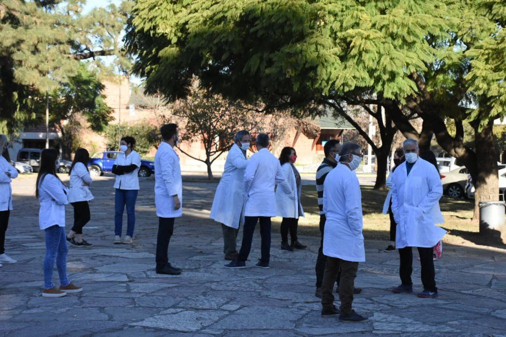 Una gran cantidad de profesionales de la salud se concentraron en Plaza San Martín para movilizarse.