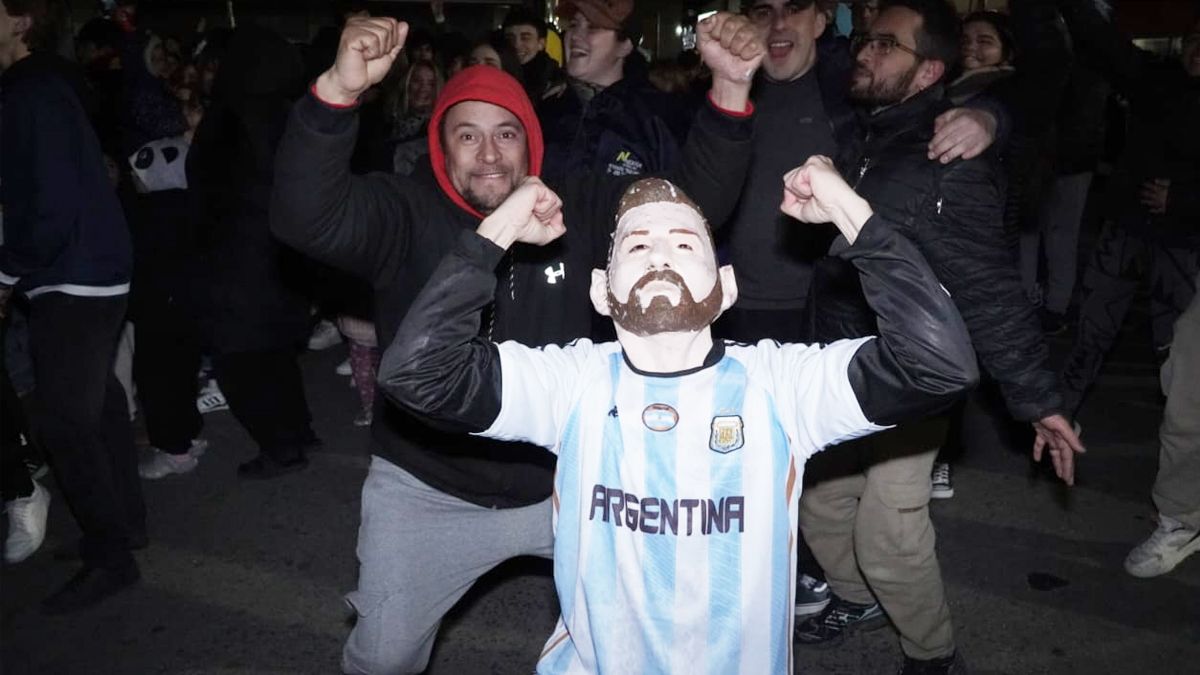 Los festejos en la plaza Roca por el Triunfo de la Selección Argentina en la Copa América. Foto: Andrés Oviedo