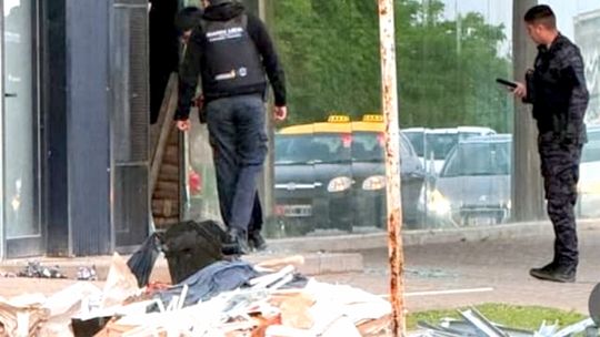 Los delincuentes rompieron un vidrio para ingresar a la ferretería, ubicada a metros del puente Colgante. Los delincuentes rompieron un vidrio para ingresar a la ferretería, ubicada a metros del puente Colgante.