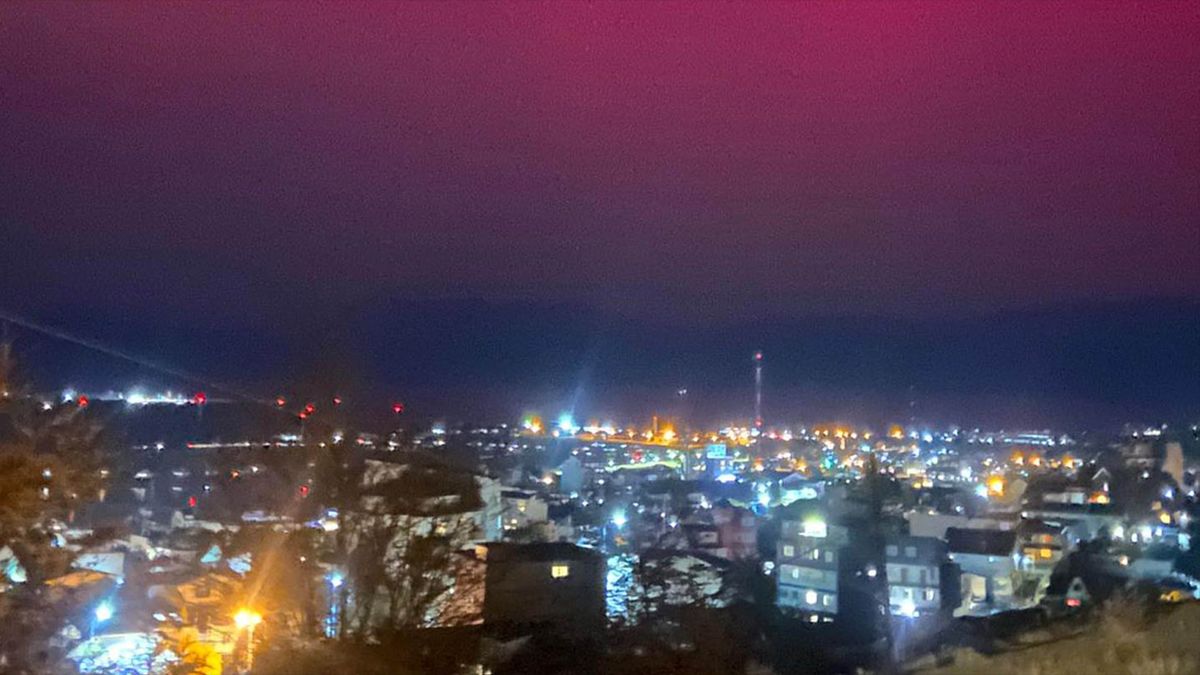 Una aurora boreal tiñó de rojo el cielo de Tierra del Fuego.
