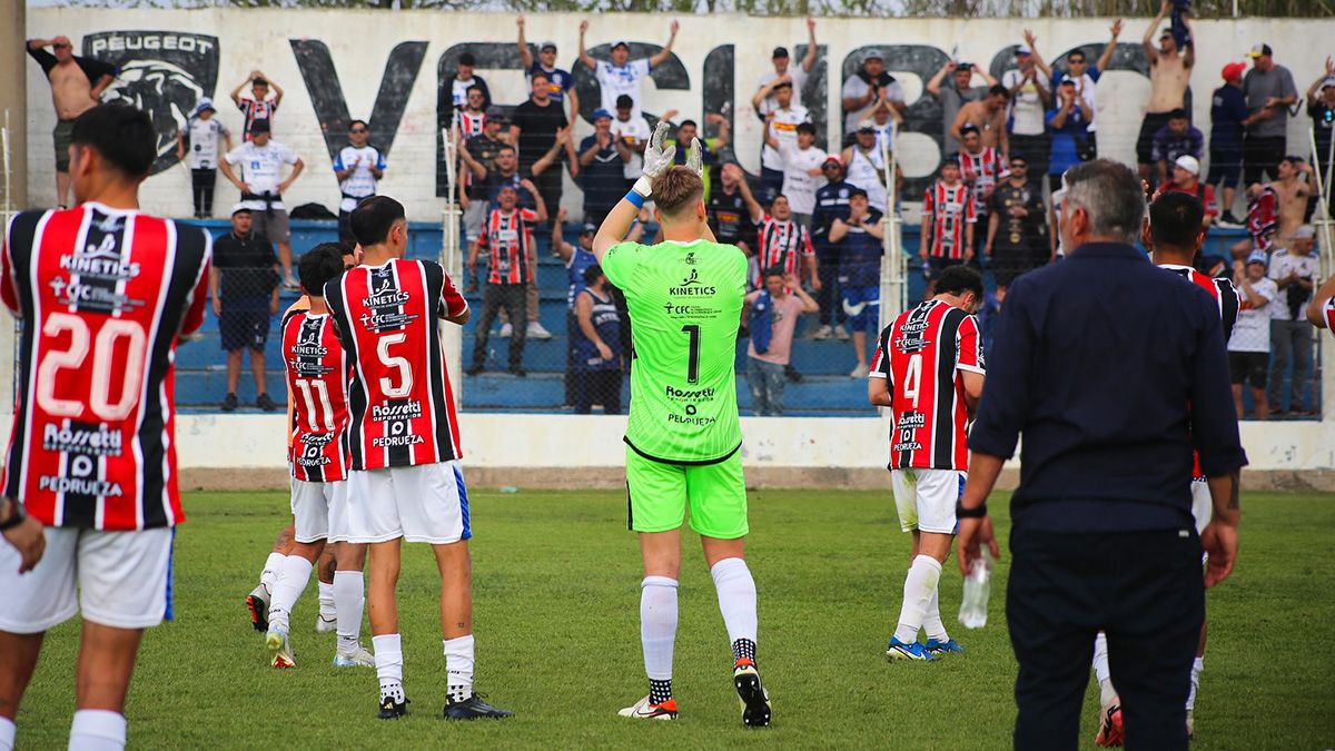 El momento más emotivo del domingo: se unen en la pasión por los Albos jugadores, cuerpo técnico y simpatizantes.