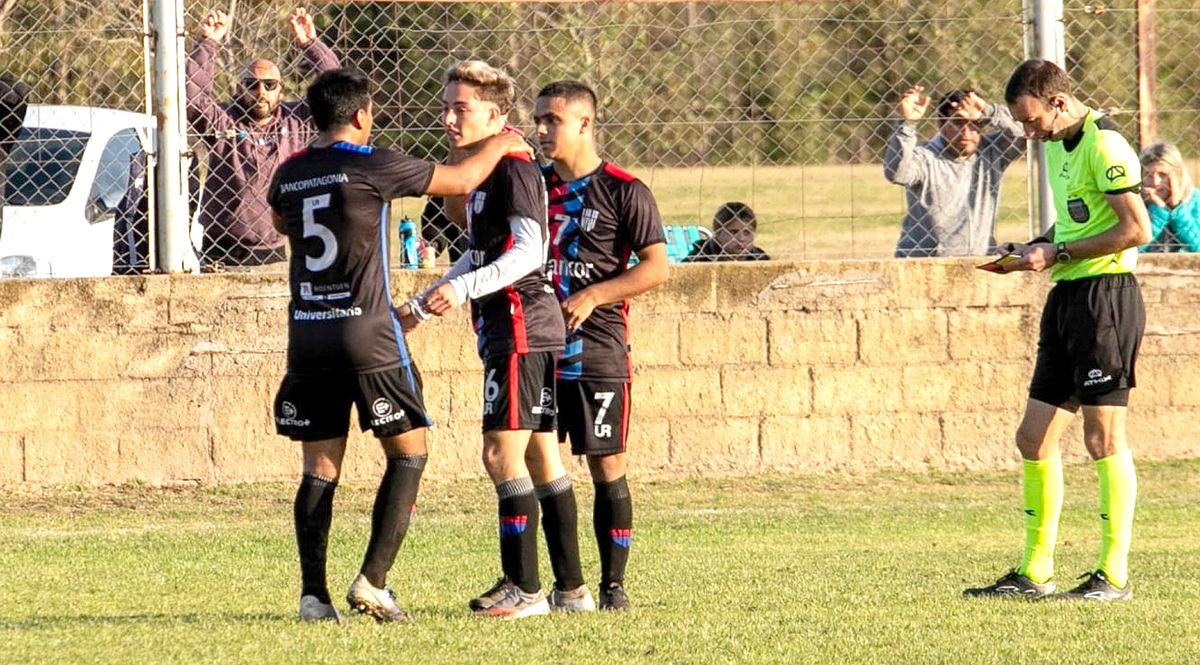 Que pase el que sigue. Máximo Kamienski (7) celebra su gol con Aguirre y Hauer. Universitario goleó 3-0 al único rival que lo había vencido en la zona Centro.