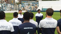 Pablo Durán y Pablo Pereyra en la primera charla con el plantel.