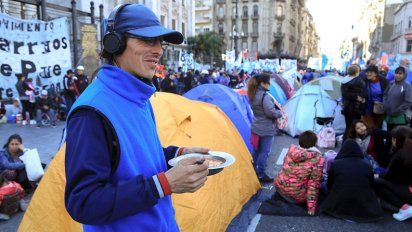Organizaciones sociales realizan un acampe con ollas populares frente al Congreso Nacional