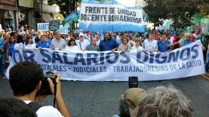 Multitudinaria protesta de estatales bonaerenses en la ciudad de La Plata