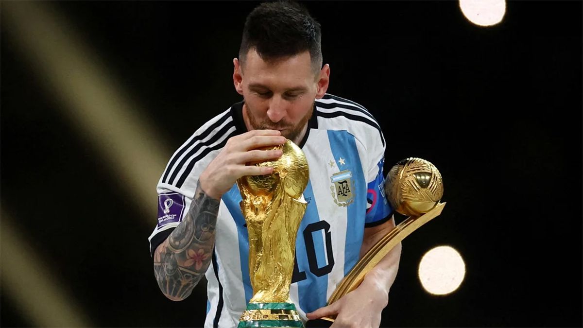 Lionel Messi besa la Copa del Mundial tras una dura batalla ante Francia