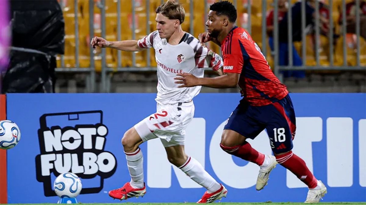 Mikel Amondarain disputa la pelota con Frank Fabra en el encuentro que empataron Independiente Medellin con Estudiantes de La Plata en Colombia por la Copa Libertadores
