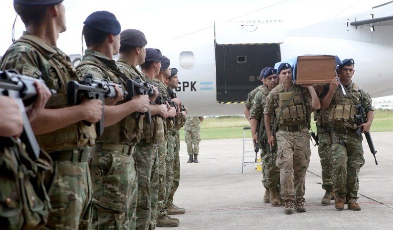 Los restos del capitán Castagnari son descendidos del avión que los trajo desde Malvinas al Área de Material Río Cuarto.