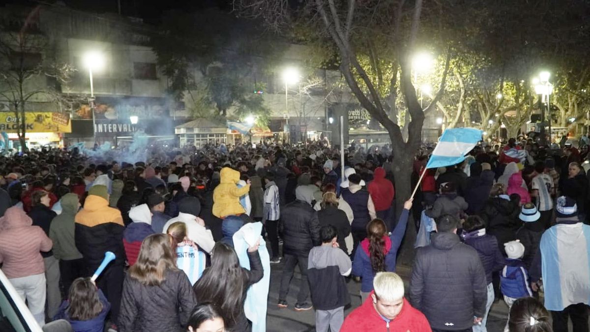 Los festejos en la plaza Roca por el Triunfo de la Selección Argentina en la Copa América. Foto: Andrés Oviedo