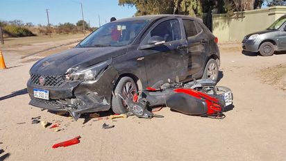 Un motociclista sufrió heridas graves al chocar contra un auto en la exruta 36