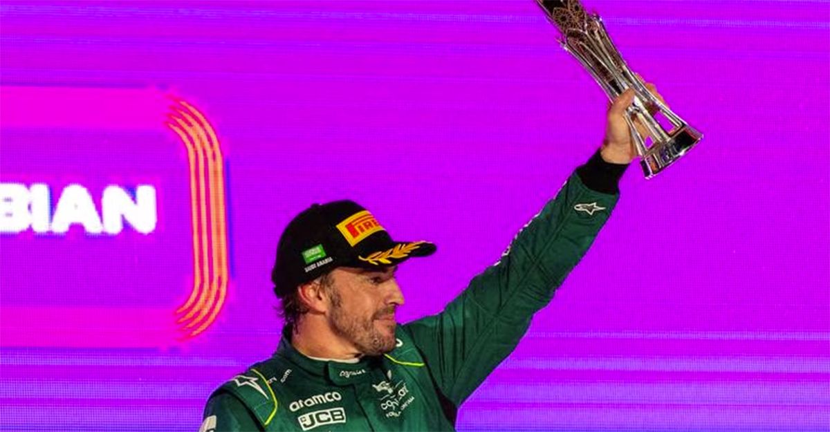 Fernando Alonso con el trofeo del tercer puesto en el Gran Premio de Arabia Saudita