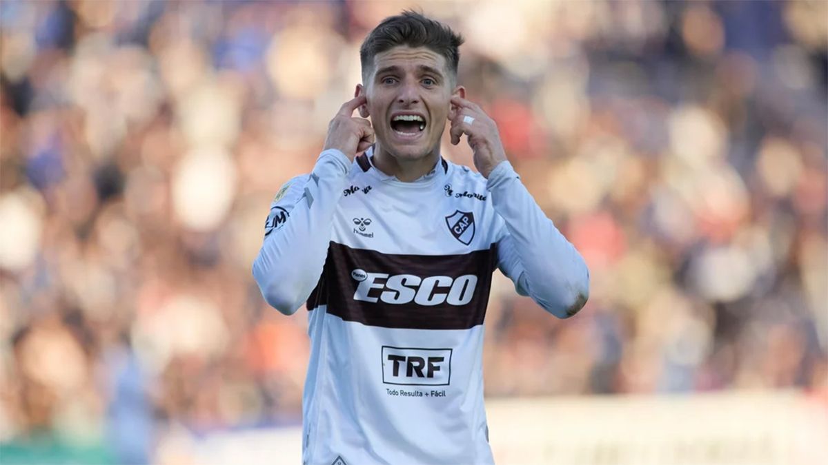 Mateo Pellegrino celebra el primer gol de Platense, que ganó 2 a 0 a Independiente Rivadavia en Mendoza