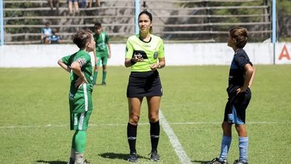 Estudia, es mamá y los fines de semana se adentra a las canchas como árbitro